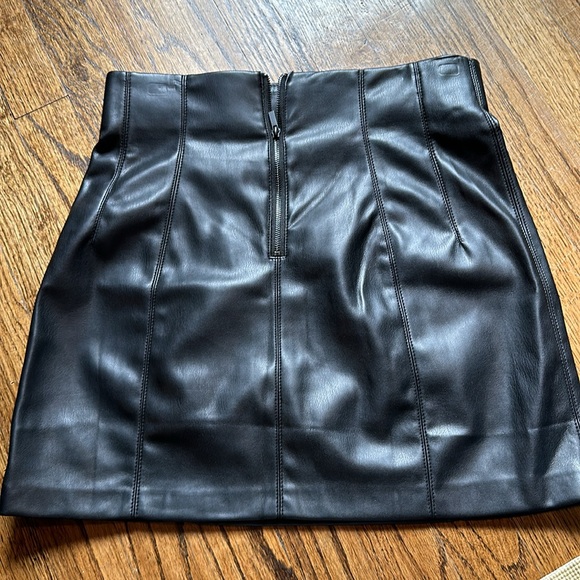 Zara black stretch faux leather mini skirt size medium - Picture 2 of 3